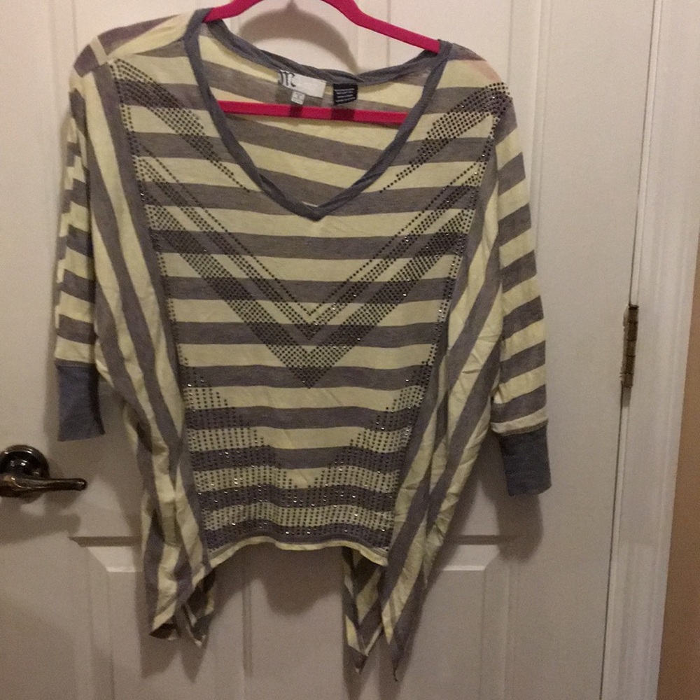 Cream and gray top 3/4 sleeve